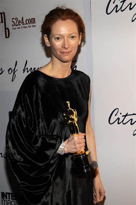 Tilda Swinton holding her Oscar win for "Michael Clayton" | Tilda swinton, Celebrity style ...