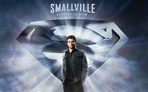 Smallville Superman HD Wallpaper: Tom Welling as Clark Kent