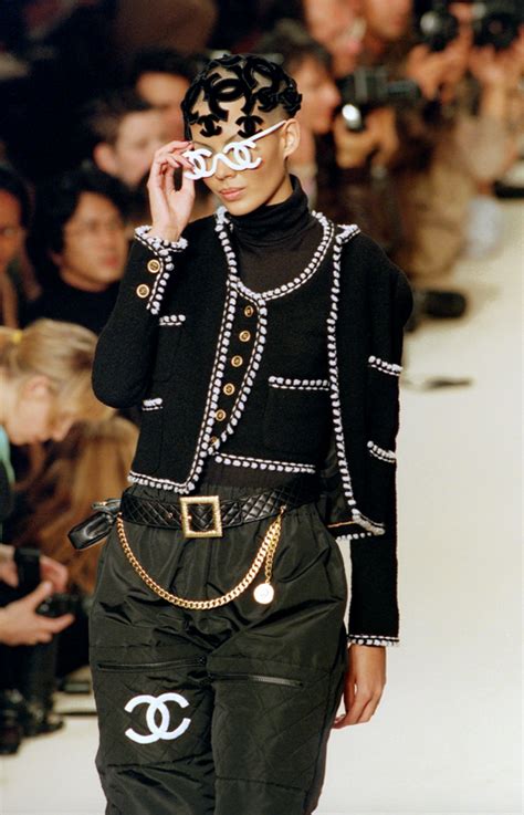 10 Major Chanel Runway Moments from the 90s