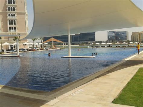 "Der riesiger Pool" The Ritz-Carlton Abu Dhabi Grand Canal (Abu Dhabi) • HolidayCheck (Abu Dhabi ...