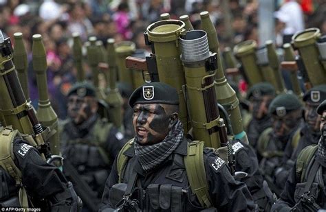 Mexican Army Special Forces Corps marching with RPGs-29 in Military ...