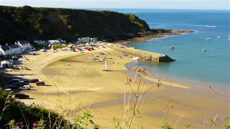 Porth Nefyn Beach - Photo "Pretty houses on Nefyn beach" :: British Beaches