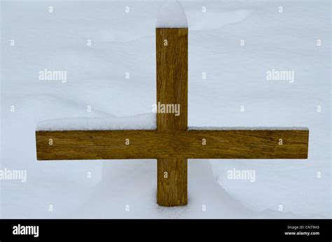 Wooden cross in the snow Stock Photo - Alamy