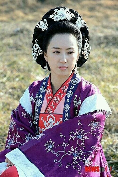 Pin by deanna.bohae on Queen Seon Deok Hong Eun Hee | Korean traditional dress, Historical ...