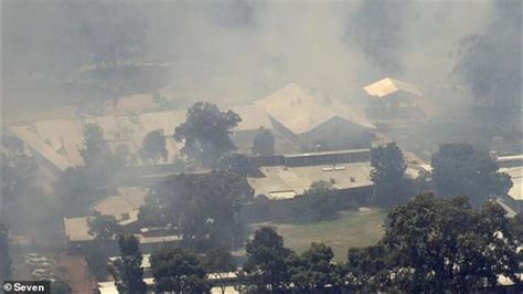 Bullsbrook bushfire forces evacuation of school as Perth is set on ...