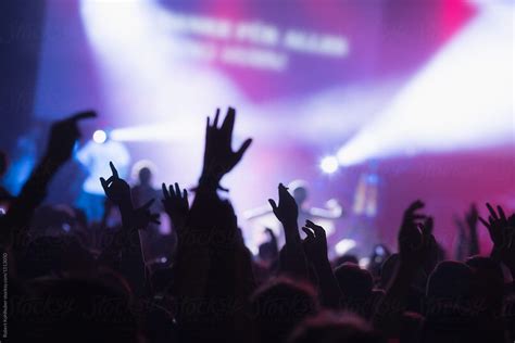 «Sillhouettes Of Concert Crowd In Front Of Bright Stage Lights» del ...