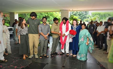 Pawan Kalyan gets grand welcome at brother Chiranjeevi's house | greatandhra.com