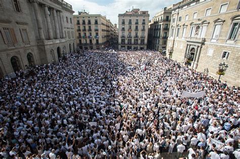 Thousands protest against Catalonian independence in Spain | Daily Mail Online