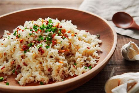 Filipino Garlic Fried Rice Recipe (Sinangag) with crispy garlic