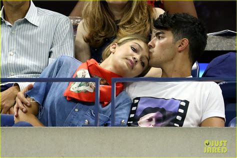 Joe Jonas And Taylor Swift Kissing