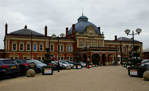 Norwich Railway Station © Peter Trimming cc-by-sa/2.0 :: Geograph Britain and Ireland