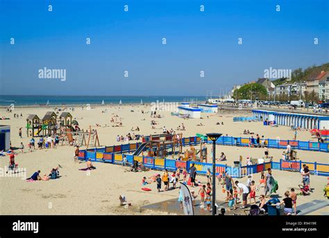 Boulogne-sur-Mer (northern France): beach along the boardwalk ...