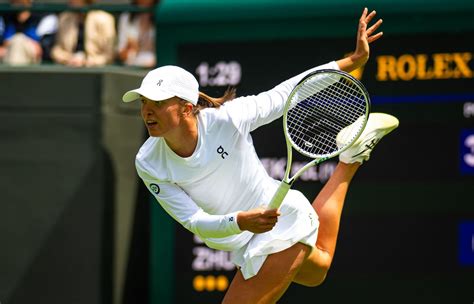 Can Swiatek master the grass? World No.1 takes first step at Wimbledon