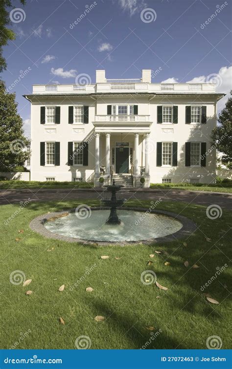 Water Fountain and Virginia Governor S Mansion Editorial Stock Photo ...