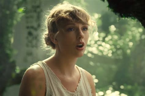 Video: Taylor Swift - 'Cardigan' - Celebrity Bug