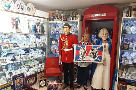 Record-breaking royal memorabilia collector flies across world for ...