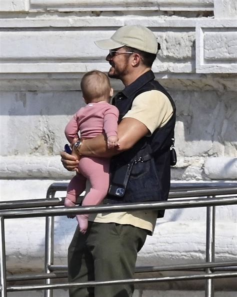 Orlando Bloom and daughter Daisy leave their hotel in Venice | Growing ...