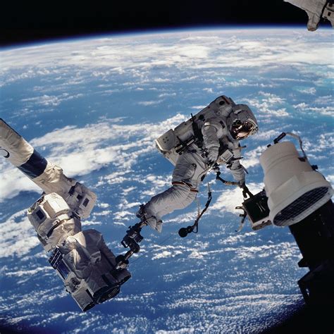 The Best Photos From 50 Years of NASA Spacewalks | Espacio y astronomía, Transbordador espacial ...