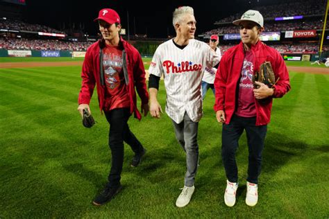 Phillies' fans show love for Chase Utley upon retirement, who - oggsync.com