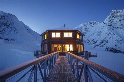 Hexagonal chalet built on North America’s highest mountain - Curbed