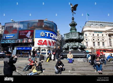 piccadilly circus london england statue Stock Photo - Alamy