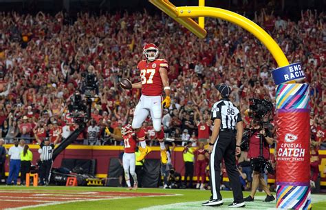 NFL Highlights: Four Kelce Touchdowns lead Chiefs to 30-29 win — 10/10/2022