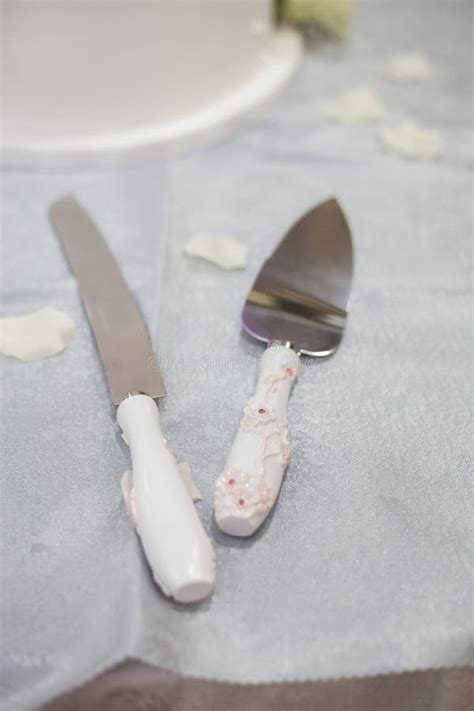 Wedding Cake Cutting Knife in White Stock Image - Image of table, flowers: 159032085