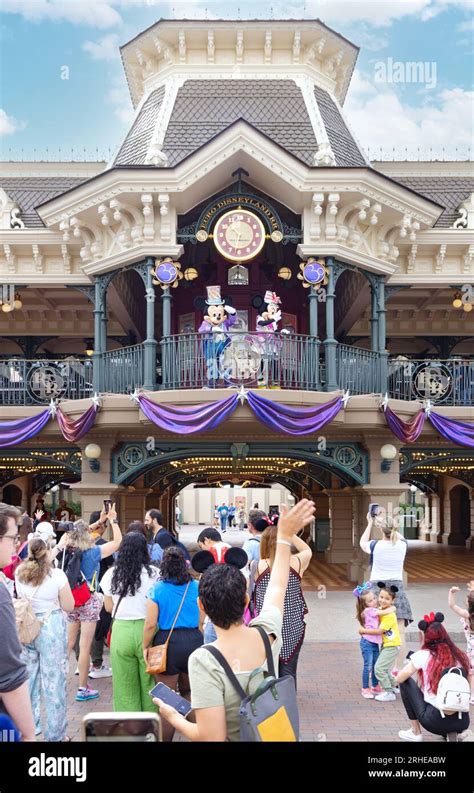 Mickey and Minnie Mouse at the entrance to Disneyland Paris greeting ...