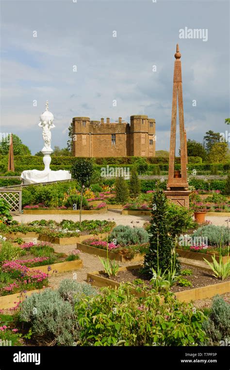 Kenilworth castle gardens hi-res stock photography and images - Alamy