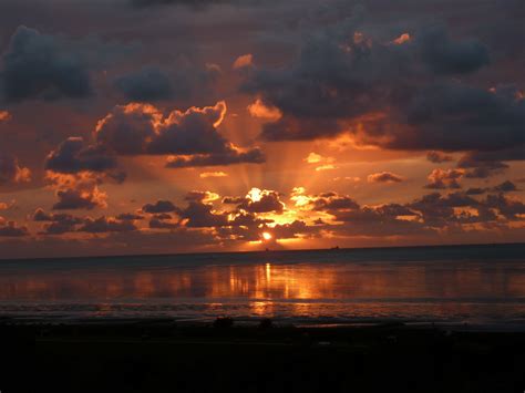 Gambar Langit Senja Di Pantai - Gambar Viral HD