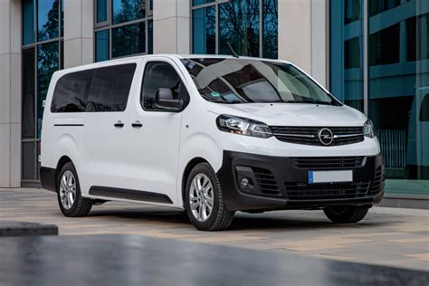 Opel Vivaro C Kombi Extra Long 2021 - Wynajem busów Warszawa