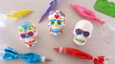 How to Make Sugar Skulls (Calavera de Azúcar) | Recipe | Sugar skull ...