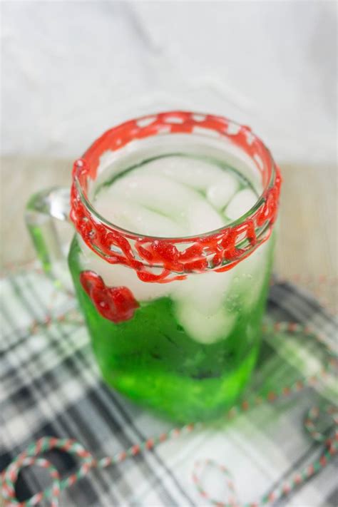 Easy Grinch Cocktail - Mason Jar Recipe