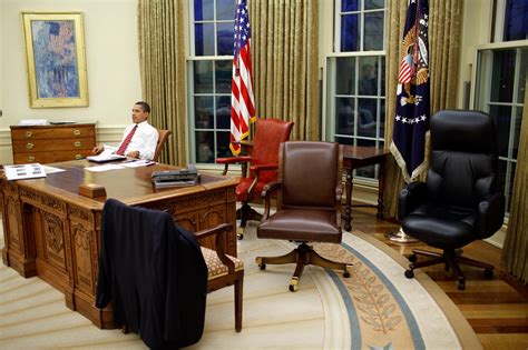 File:Barack Obama trying differents desk chairs in the Oval Office.jpg ...