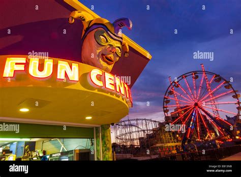 Daytona Beach Florida night nightlife Boardwalk Ferris wheel Fun Stock Photo: 75627591 - Alamy