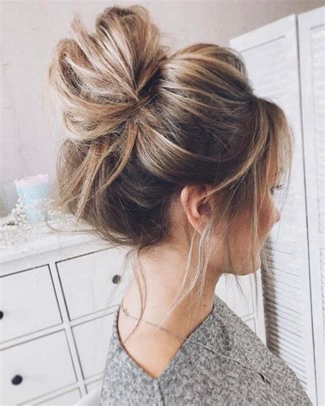 50 Chic Messy Bun Hairstyles - The Cuddl | Penteados fáceis, Cabelo ...