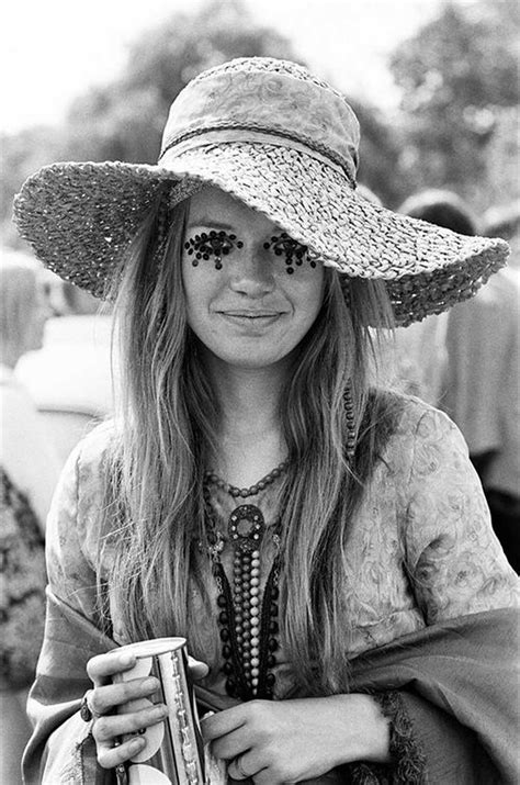 Stunning photos depicting the rebellious fashion at Woodstock, 1969 - Rare Historical Photos