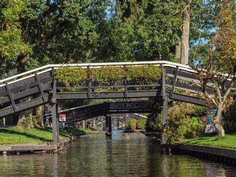 Giethoorn village in the netherlands 13096851 Stock Photo at Vecteezy