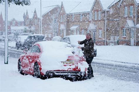 UK snow: Arctic blast brings snow and freezing temperatures to Britain ...