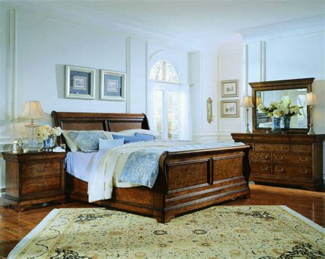 Pennsylvania House Madison Sleigh Bedroom Set in Dark Birch