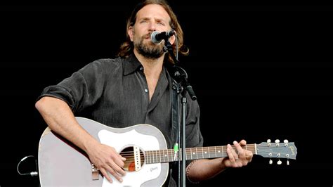 Did Bradley Cooper play guitar in A Star Is Born?