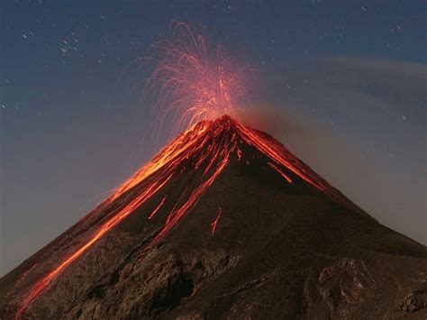 Vulkan als geologische Struktur aus der Lava und Gas entweicht.