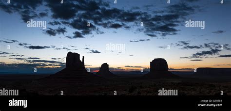 Sunrise, mesas West Mitten Butte, East Mitten Butte, Merrick Butte, Scenic Drive, Monument ...