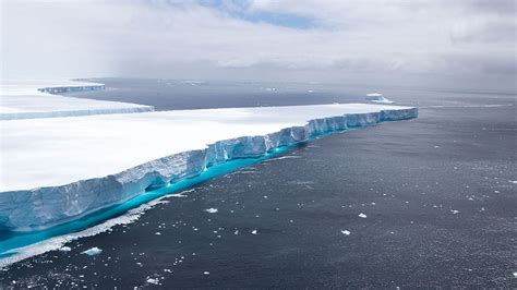 A68: Iceberg that became a social media star melts away - BBC News