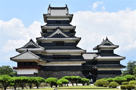 Matsumoto Castle - SNOW MONKEY RESORTS