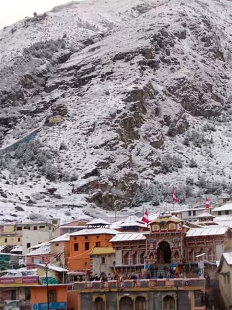 Fresh spell of snowfall lashes Badrinath | Times of India