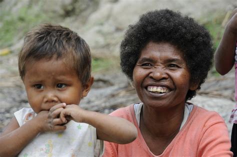 Aeta woman with child | Pinatubo | Pictures | Philippines in Global-Geography