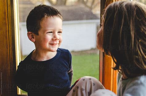 «Two Children Talking To Each Other» del colaborador de Stocksy ...