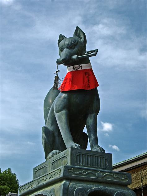 Fushimi Inari Fox Statue, Kyoto 京都 | A fox holding the key t… | Flickr