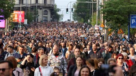 Srbija i protesti: Desetine hiljada ljudi u šetnji i blokade mostova ...